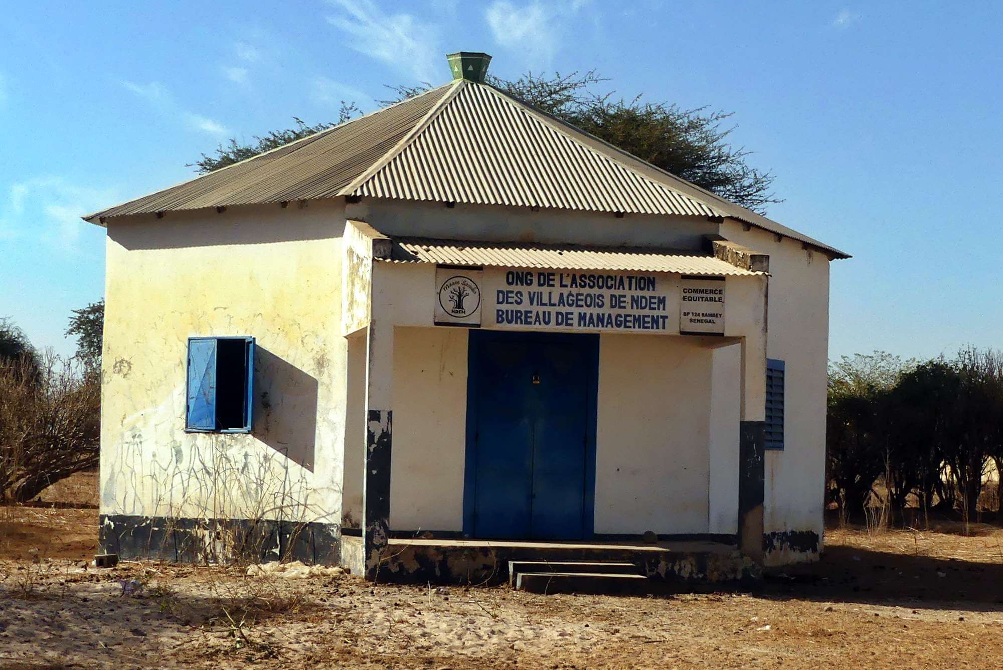 P1070195 Bureau ONG Ndem